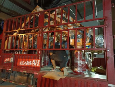 Δύο χειριστές για το χύσιμο φορτώνονται